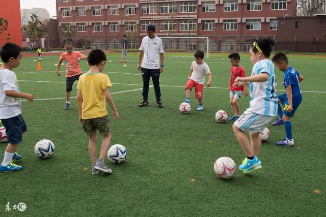 中国男篮三节领先巴林男篮近30分，71-42遥遥领先